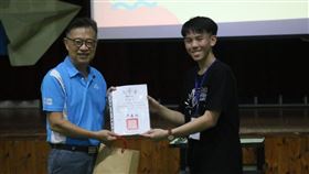 成長營隊長許介謙（右）表示，這些「帶得走的能力」，期許能讓孩子終身受用，並翻轉偏鄉教育資源不足的情況。圖片來源：馬偕醫學院