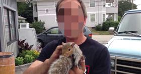 寵物,退休郵差,肛門,松鼠,Ray Frankfurt,法蘭克福特（圖／翻攝自美國論壇）