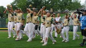 威廉波特少棒賽台灣首戰  桃園龜山擊敗加拿大隊桃園市龜山國小少棒隊代表亞太區，17日在第76屆世界少棒聯盟（LLB）世界少棒錦標賽首度出戰，以6比0擊敗加拿大區代表隊，賽後選手向觀眾致意。中央社記者尹俊傑威廉波特攝  112年8月18日