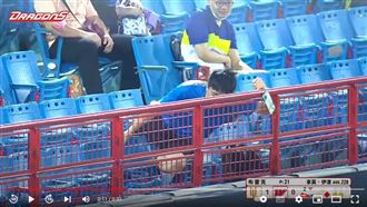 兩頭空！球迷搶界外球　手機跨欄掉進場內