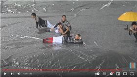 ▲樂天桃猿17日的比賽因雨延賽，林政華、成晉、陳晨威和郭永維上場滑水。（圖／翻攝自ENZOYEH YT頻道）