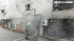 台北市康樂街發生轎車撞進民宅後起火燃燒的事故。（圖／翻攝畫面）