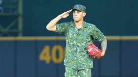 ▲樂天桃猿「阿迷趴」，開球國軍是前中信兄弟投手潘韋辰。（圖／翻攝自樂天桃猿臉書）