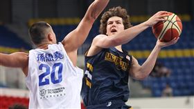 ▲孫思堯在中華白對美國防守不設防，球迷譏他是「監視器防守」。（圖／中華民國籃球協會提供）