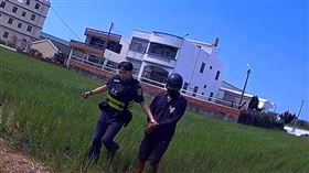 台中男子酒駕逃逸，棄車跳田，快腿警奔百米制伏，(圖／翻攝畫面)