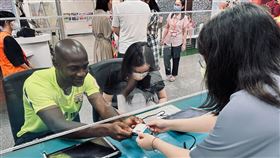 ▲象牙海岸的安以恩，今年6月才剛當爸爸，現在成為第2位歸化台灣的足球員。（圖／中央社）