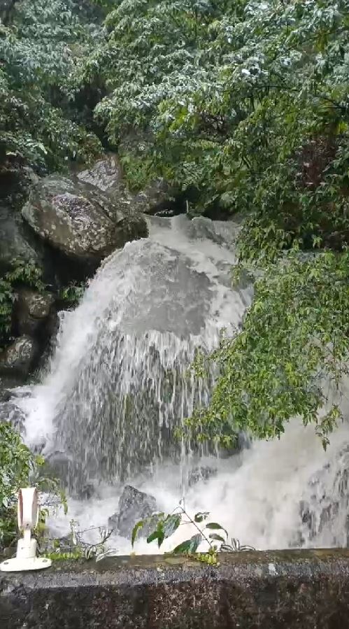 中央氣象局發布暴雨警告,新竹縣橫山鄉山區18日下午降下豪大雨,山區溪水已暴漲。(圖/翻攝畫面)