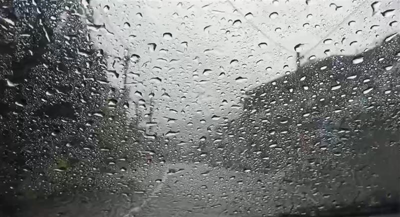 暴雨將持續到下午4點30分左右,呼籲民眾遠離水域,慎防淹水災情。(圖/翻攝畫面)