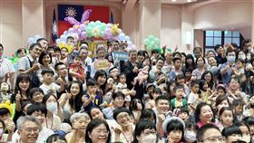 行政院親子日行政院18日舉辦親子日活動，行政院員工與小孩擠滿平日用於內閣交接、新春團拜、接待貴賓的大禮堂，氣氛歡樂輕鬆。中央社記者賴于榛攝  112年8月18日