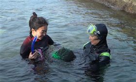 ▲海女吳鳳嬌帶著主持人阿白練習自由潛水。(圖/寶島神很大)