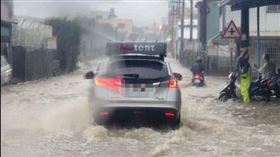 國家警報，強降雨，新社淹水，馬路變小河(圖／翻攝自我是新社人臉書社團)