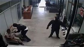 ▲柬埔寨暹粒市一間牙科醫院日前發生劫囚事件，被救出的是一名台籍嫌犯。（翻攝自YouTube）

