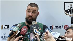 鵜鶘中鋒、立陶宛好手瓦蘭丘納斯。（圖／記者蔡厚瑄攝影）