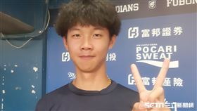 ▲中信兄弟19歲菜鳥投手盧孟揚，上一軍後學長們都很照顧他。（圖／記者俞聖律攝影）