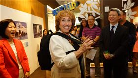 華盛頓州州參議員Lisa Wellman(中)參參觀美國台灣精品西雅圖快閃店並體驗海廢回收背包。（圖／貿協提供）