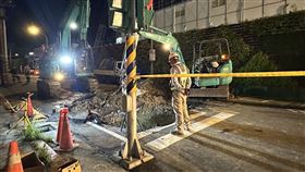▲台北市南港區南港路三段47巷、昆陽街60巷口道路，18日下午突現天坑，跟目前警方已封閉該段道路，台北市工務局新建工程處也已再現場開挖，釐清原因。（圖／翻攝畫面）