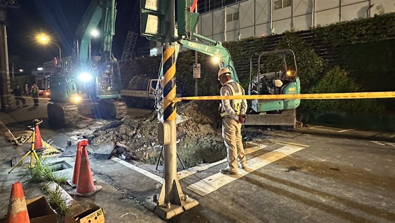 北市又現天坑！南港路、昆陽街口搶修中