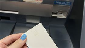 網友分享，她的提款卡套模和晶片都脫落了。（圖／翻攝自爆怨公社 臉書）