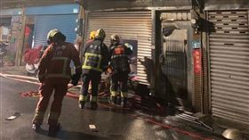 ▲新北市鶯歌區福隆一街一棟透天厝18日晚間發生火警，消防人員抵達現場撲滅火勢後，在1樓發現一名男子，已經明顯死亡，火警原因，還有待進一步調查。（圖／翻攝畫面）