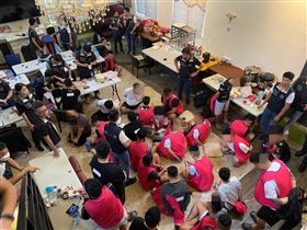 ▲調查局查獲將機房設在花蓮縣壽豐鄉，專門以「深偽 Deepfake」變臉技術詐騙中國民眾，蔡姓、林姓男子為首的詐騙集團，並逮捕蔡男在內共30多人，移送花蓮地檢署複訊，訊後檢方向法院聲請羈押。（圖／翻攝畫面）