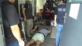 ▲調查局查獲將機房設在花蓮縣壽豐鄉，專門以「深偽 Deepfake」變臉技術詐騙中國民眾，蔡姓、林姓男子為首的詐騙集團，並逮捕蔡男在內共30多人，移送花蓮地檢署複訊，訊後檢方向法院聲請羈押。（圖／翻攝畫面）