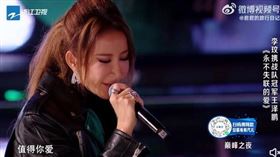 李玟在《好聲音》最後一集後半段只有上半身鏡頭，網友怒指李玟跌倒節目組沒喊卡。（圖／翻攝自微博）