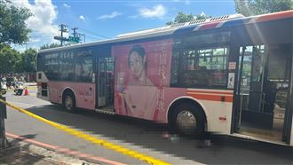 走斑馬線過馬路被公車輾爆頭　驚悚畫面曝