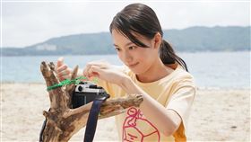 清原果耶在《快一秒的他》中架相機準備拍攝與岡田將生的合照。（圖／甲上娛樂提供）