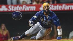 ▲光芒狄亞茲（Yandy Diaz）在三壘猶豫，讓天使策動三殺守備。（圖／美聯社／達志影像）