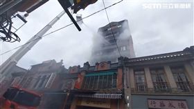 台北市迪化街商圈民宅6樓發生火災。（圖／翻攝畫面）