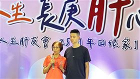 潘女士（左）是全台第一例「不同血型肝臟移植」的受贈者，她感念的抱著捐肝的兒子。（圖／記者簡浩正攝影）