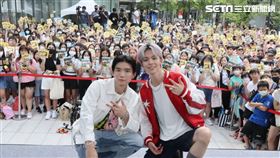 網紅黃氏兄弟瑋瑋在信義區舉辦簽唱會。（圖／記者邱榮吉攝影）