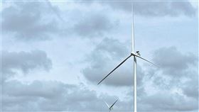 達德能源雲林崙背新設6座風機  挺過颱風侵襲達德能源14日宣布雲林縣崙背鄉新源風場建置完成6座大型風機，並成功度過近期2次颱風。此風場預計今年底前併網發電。（達德能源提供）中央社記者蔡智明傳真  112年8月14日
