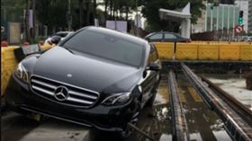 車禍,賓士,輕軌工地,高 雄輕軌