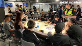 北市博奕協會擺設德州撲克賭桌，還找來正妹荷官發牌聚賭。（圖／翻攝畫面）