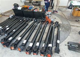 ▲台、泰警方再度合作，逮捕台灣籍陳姓毒品通緝犯和共犯(紅圈處)，查扣毒品及用來藏毒走私的汽車傳動軸。（圖／翻攝畫面）