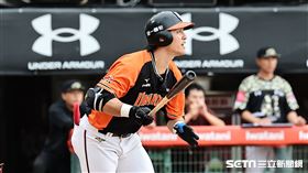 ▲蘇智傑游擊方向滾地球，林子偉中職初登場第一次守備機會發生失誤。（圖／記者劉彥池攝影）