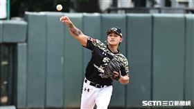 ▲林子偉中職初登場，第1顆球的守備機會就發生失誤。（圖／記者劉彥池攝影）