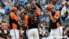 ▲統一獅先發投手林子崴滿壘危機，投手教練羅錦龍喊暫停。（圖／記者劉彥池攝影）