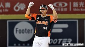 ▲統一獅一壘手林益全敲出二壘安打送回蘇智傑。（圖／記者劉彥池攝影）