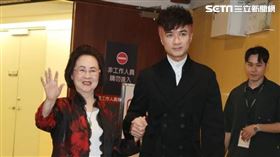 瓊瑤現身演唱會，由古巨基攙扶步入座位區。（圖／記者邱榮吉攝影）