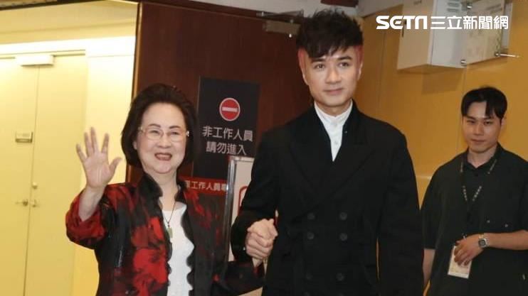 古巨基現身台灣！牽手瓊瑤曝兩人私下交情