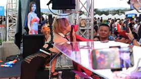 ▲浜崎真緒親切幫粉絲簽名。（圖／記者楊澍攝影）
