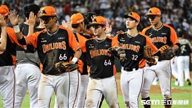 ▲統一獅10：6擊敗樂天桃猿，球員賽後擊掌慶祝勝利。（圖／記者劉彥池攝影）