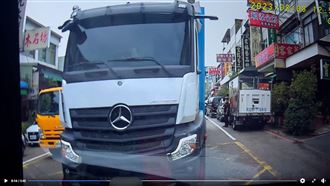 苗栗聯結車雙黃線逆向還閃大燈　駕駛氣炸