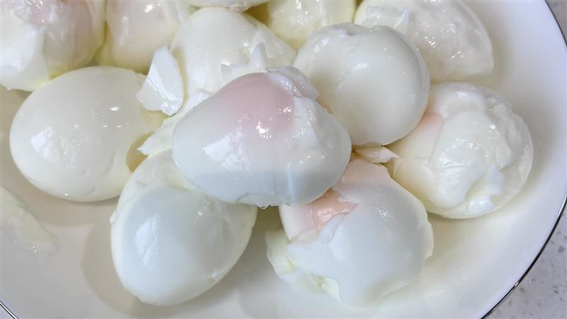 水煮蛋泡冷水剝殼剩蛋黃　專家曝原因