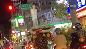 男子遭朋友綑綁在痛車上遊街慶生。（圖／翻攝臉書）