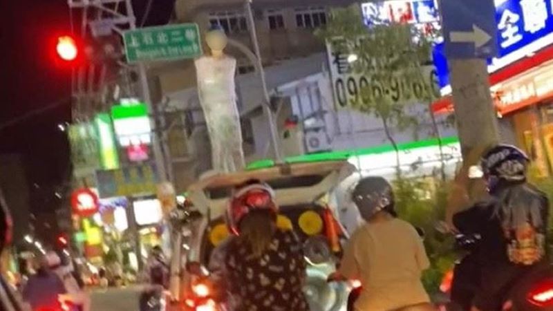 台中壽星捆車頂如木乃伊遊街　下場曝光
