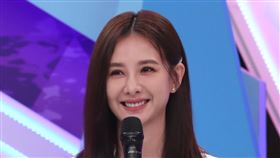 安心亞（右）與阿Ken主持節目。（圖／中天提供）