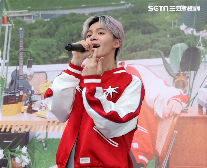 瑋瑋黃挺瑋全新個人EP《Pull n'' Push》簽唱會。（圖/記者邱榮吉攝影）